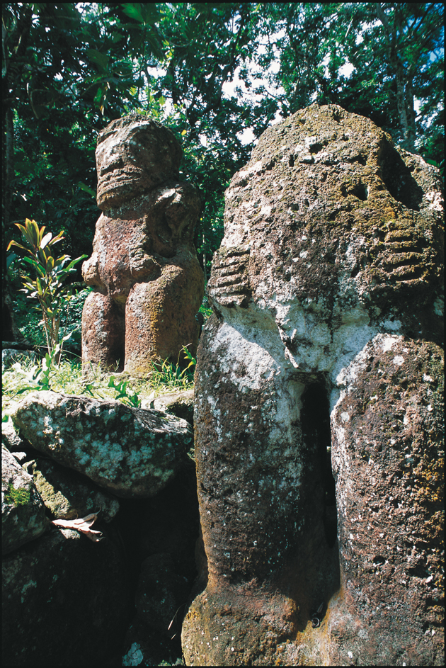 Tiki en pierre sur un marae à Hiva oa aux Marquises
