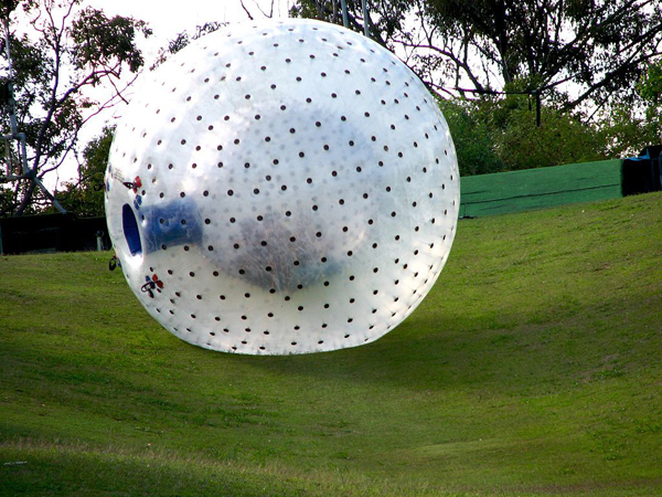 Vergnüngen für alle Alterklassen - Zorbing in Vanuatu