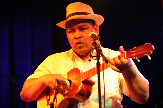 Musiker mit Ukulele auf einem Jazz Festival