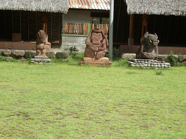 Tikis in Atuona