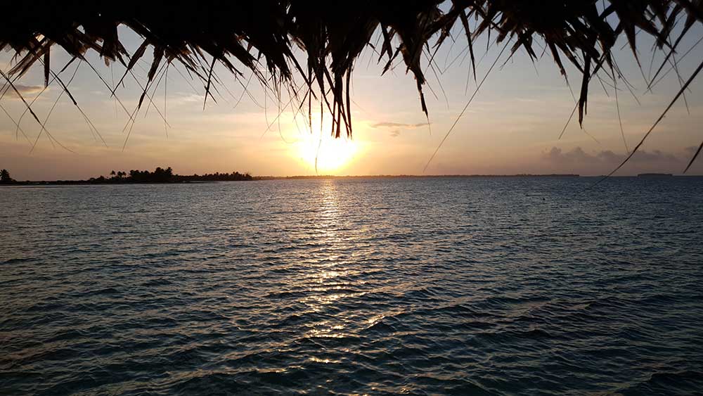 Sonnenuntergang von der Terrasse des Tikehau Pearl Beach Resorts aus