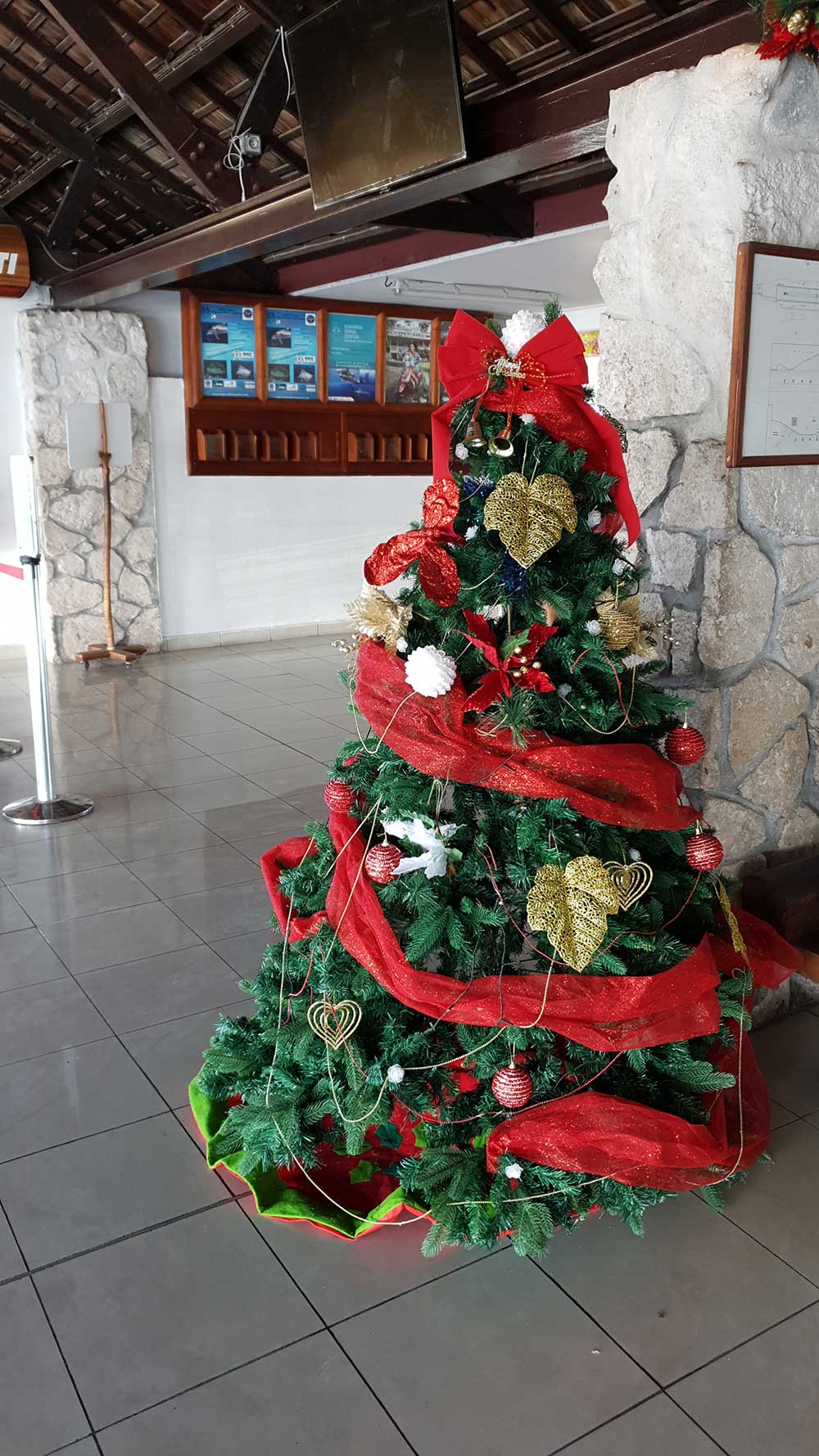 Weihnachtsbaum am Flughafen in Rangiroa