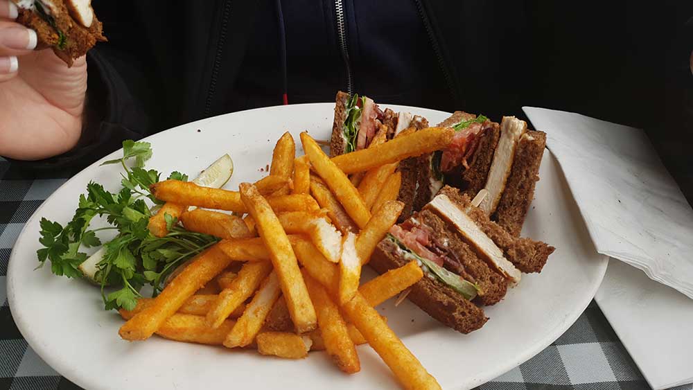 Leckeres Chicken Club Sandwich im Kettle