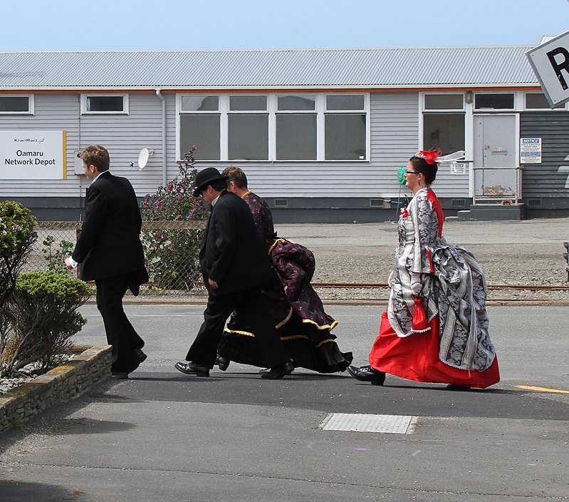 Keine Seltenheit: Menschen in viktorianischer Kleidung in Oamaru