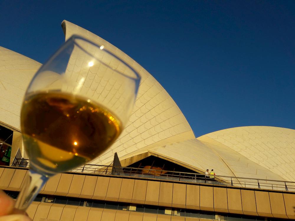Sydney Opera mit Weinglas davor