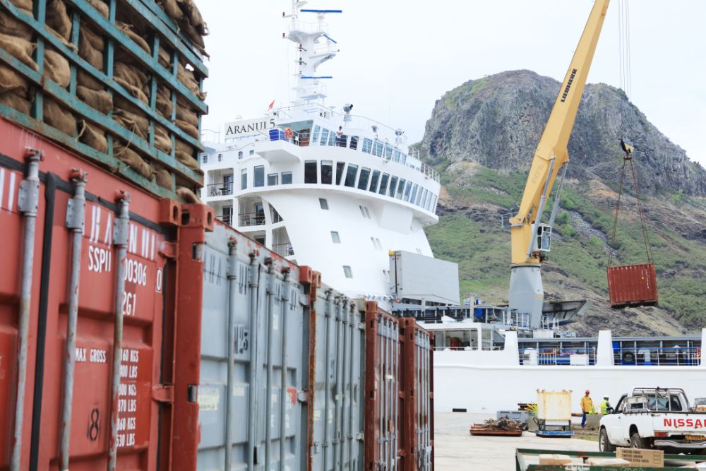 Die Aranui 5 im Hafen von Ua Pou