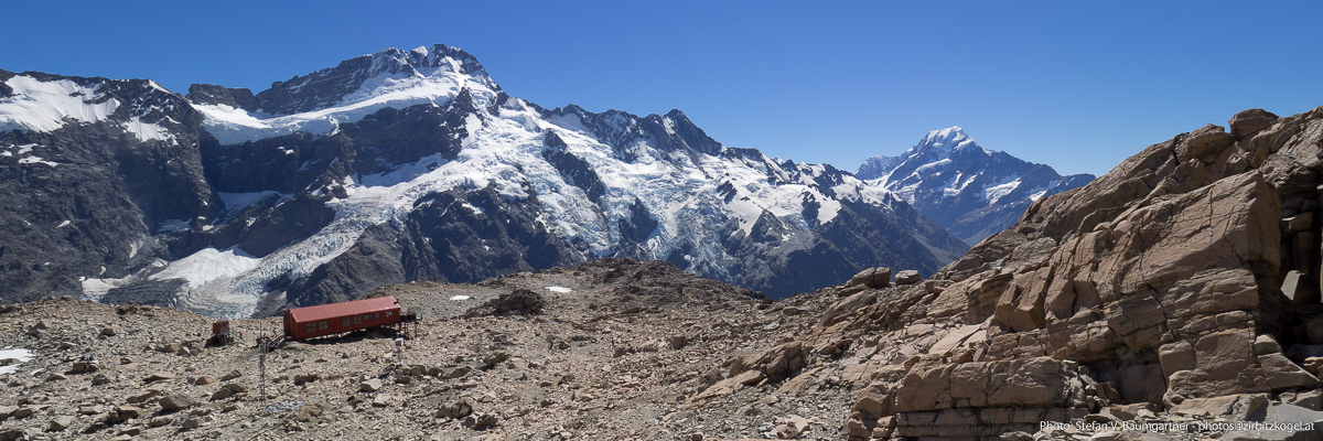 Die Mueller Hütte mit Mount Sefton &amp; Mount Cook im Hintergrund