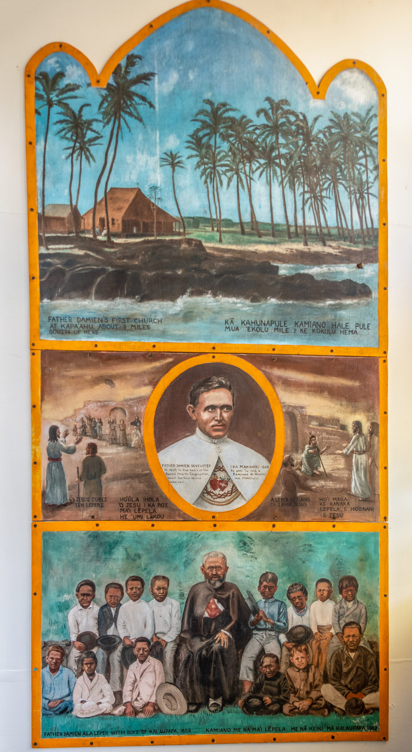 Bild von Father Damien und seine erste Kirche auf Molokai im der Star of the Sea Catholic Church auf Molokai. Einstellungen anzeigen